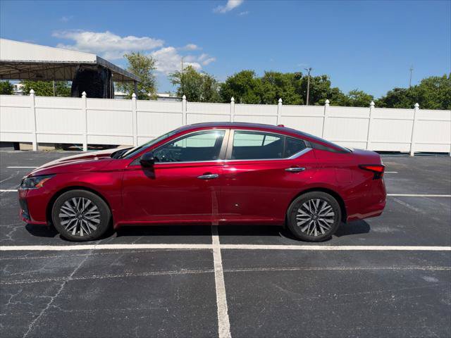 Used 2024 Nissan Altima 2.5 SV FWD image 3