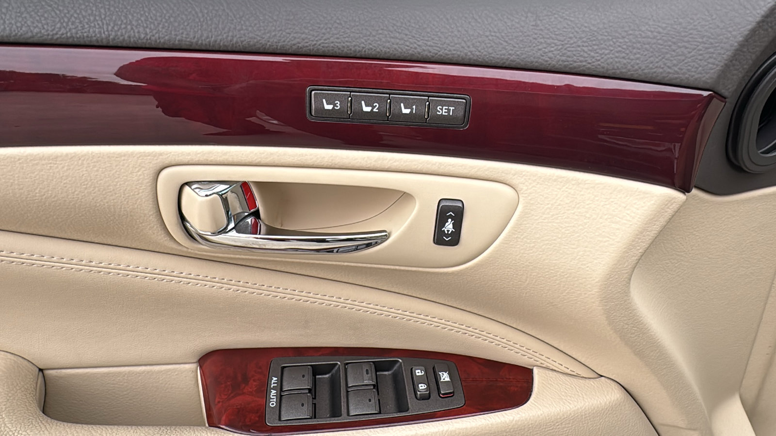 Used 2011 Lexus LS 460 w/ Comfort Pkg image 13