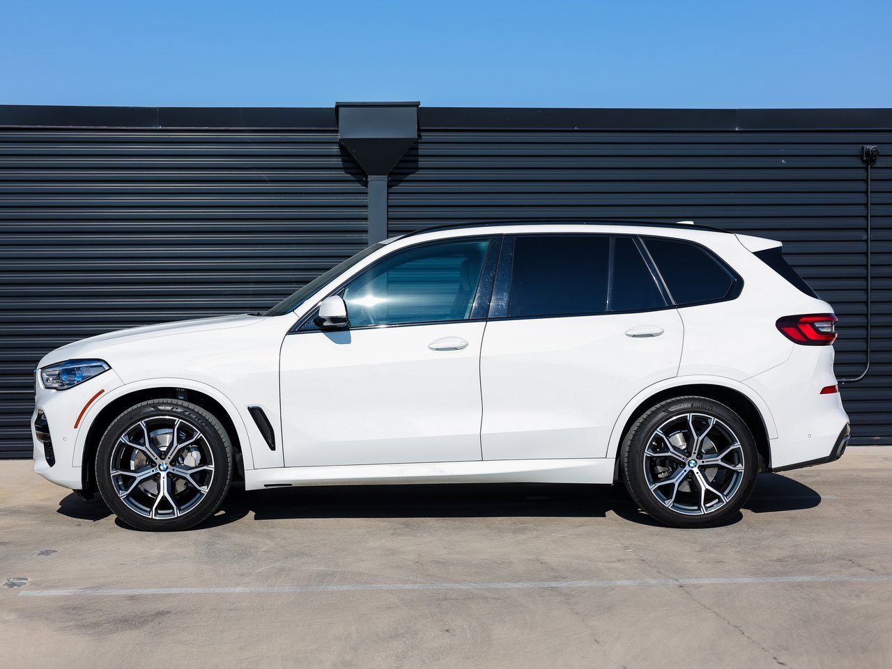 Used 2021 BMW X5 xDrive40i w/ M Sport Package image 2