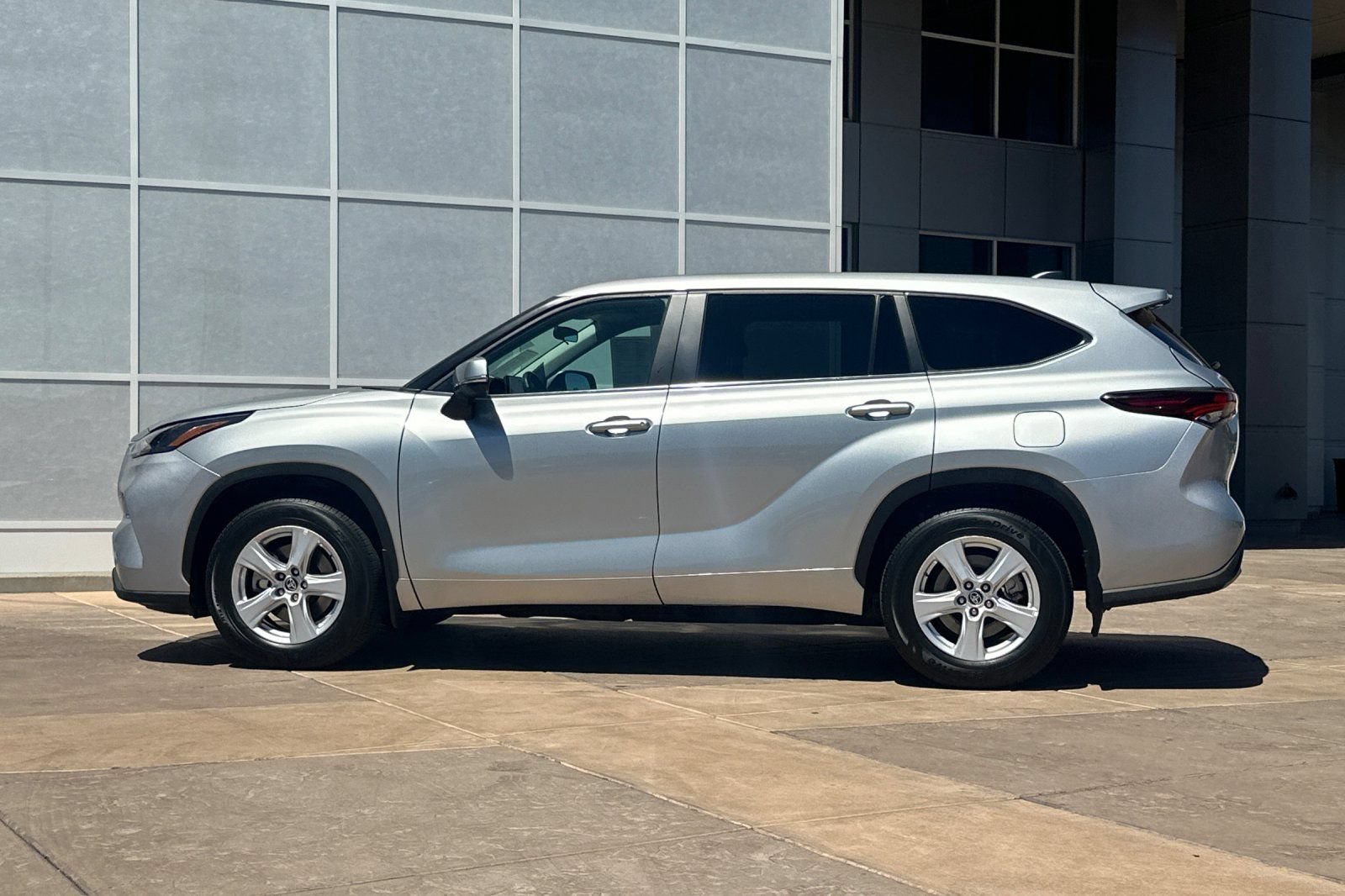 Used 2024 Toyota Highlander LE AWD/4WD image 7