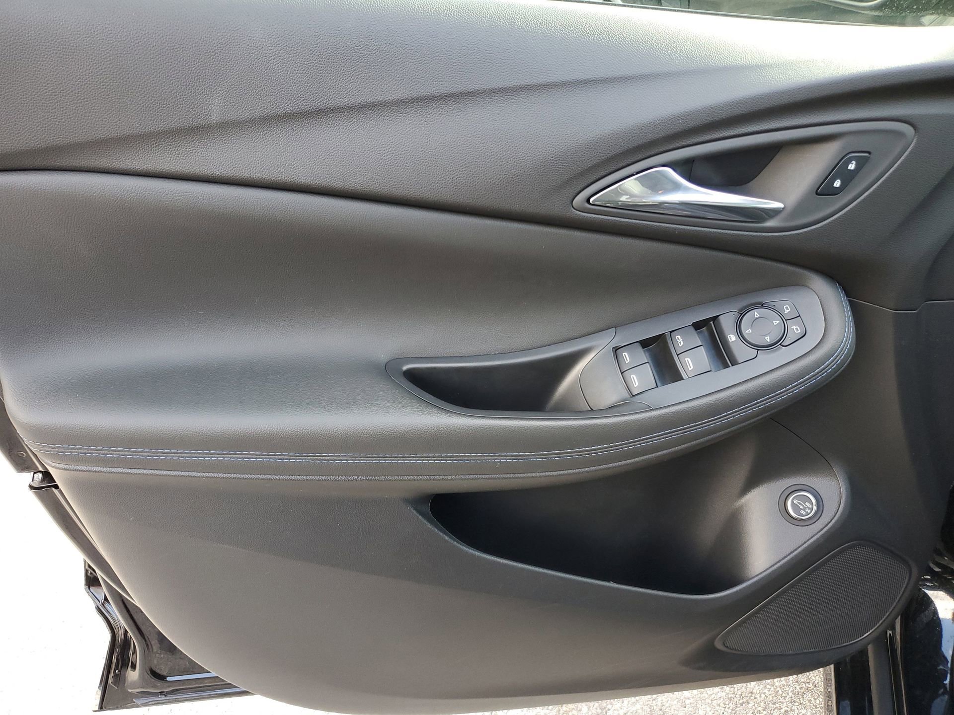 Used 2025 Buick Encore GX Sport Touring image 17