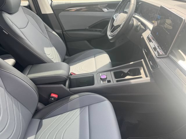 New 2026 Volkswagen Tiguan SE FWD image 13