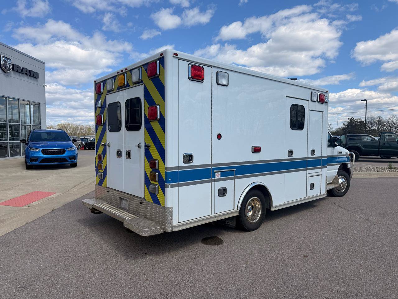 Used 2017 Ford E-450 and Econoline 450 Super Duty w/ Ambulance Prep Package RWD image 3
