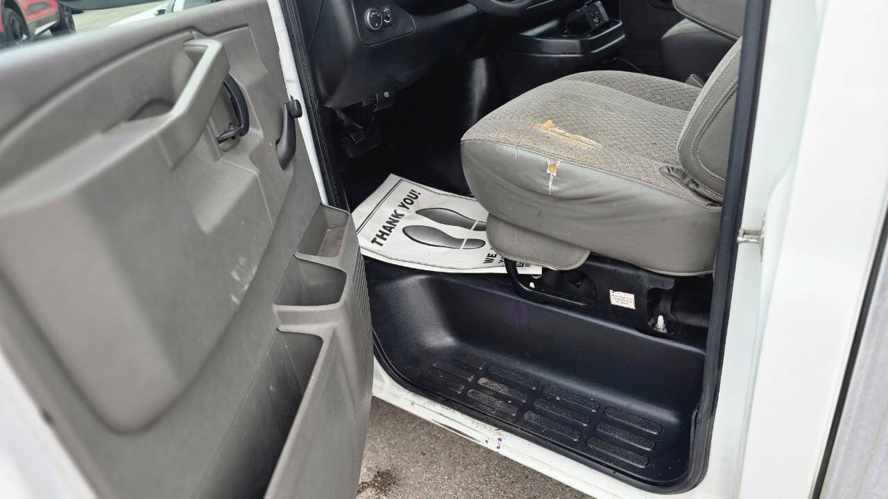 Used 2017 Chevrolet Express 3500 w/ Chrome Appearance Package RWD image 14