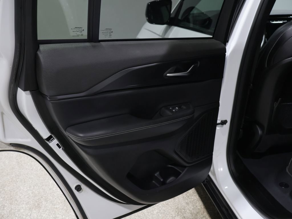 Used 2023 Jeep Grand Cherokee Altitude image 21