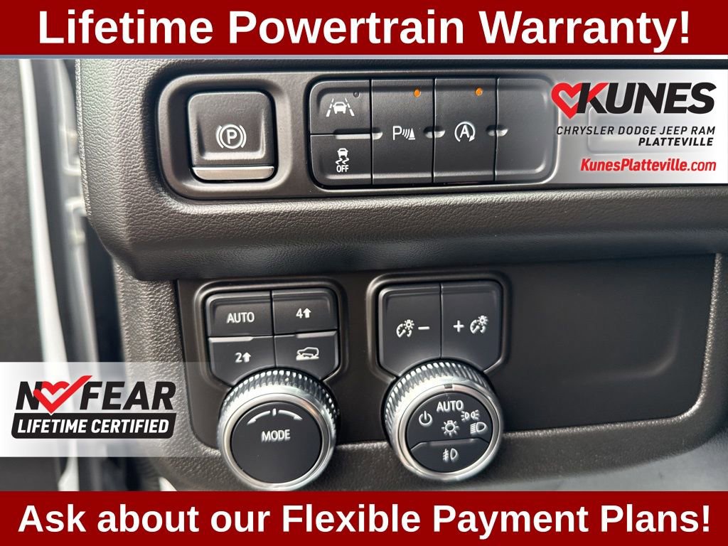 Used 2024 GMC Yukon SLT AWD/4WD image 16
