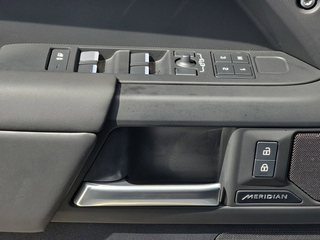 Used 2025 Land Rover Defender 110 S image 28