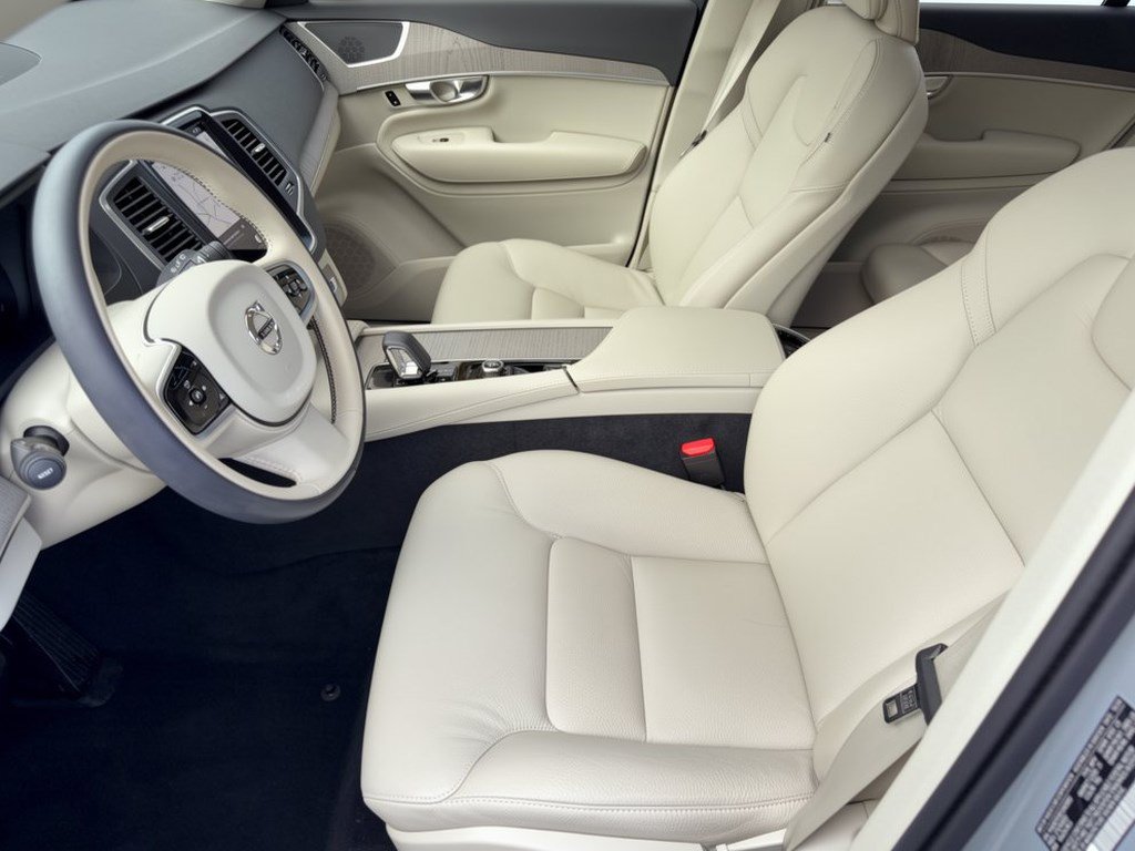 Certified 2025 Volvo XC90 B6 Core AWD/4WD image 5