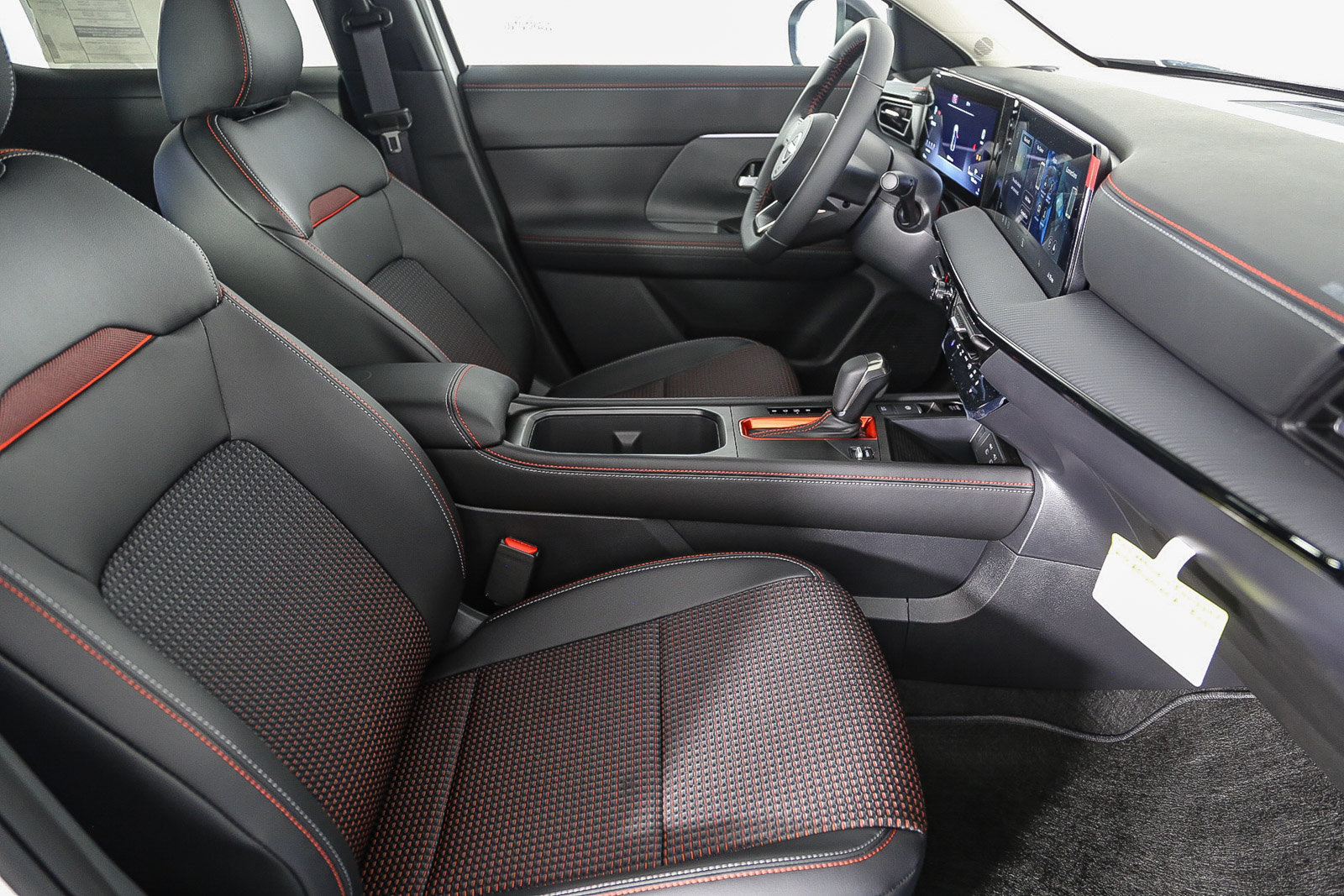New 2026 Nissan Kicks SR FWD image 19