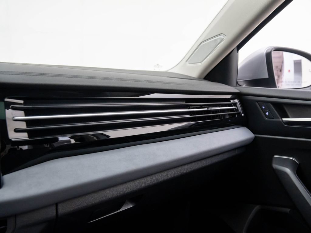 Used 2025 Volkswagen Jetta SE image 23