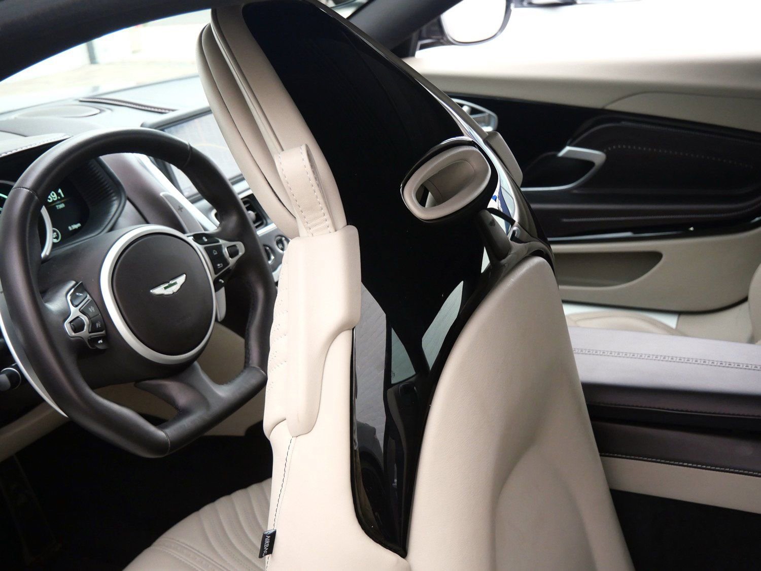Used 2023 Aston Martin DB11 Coupe image 24