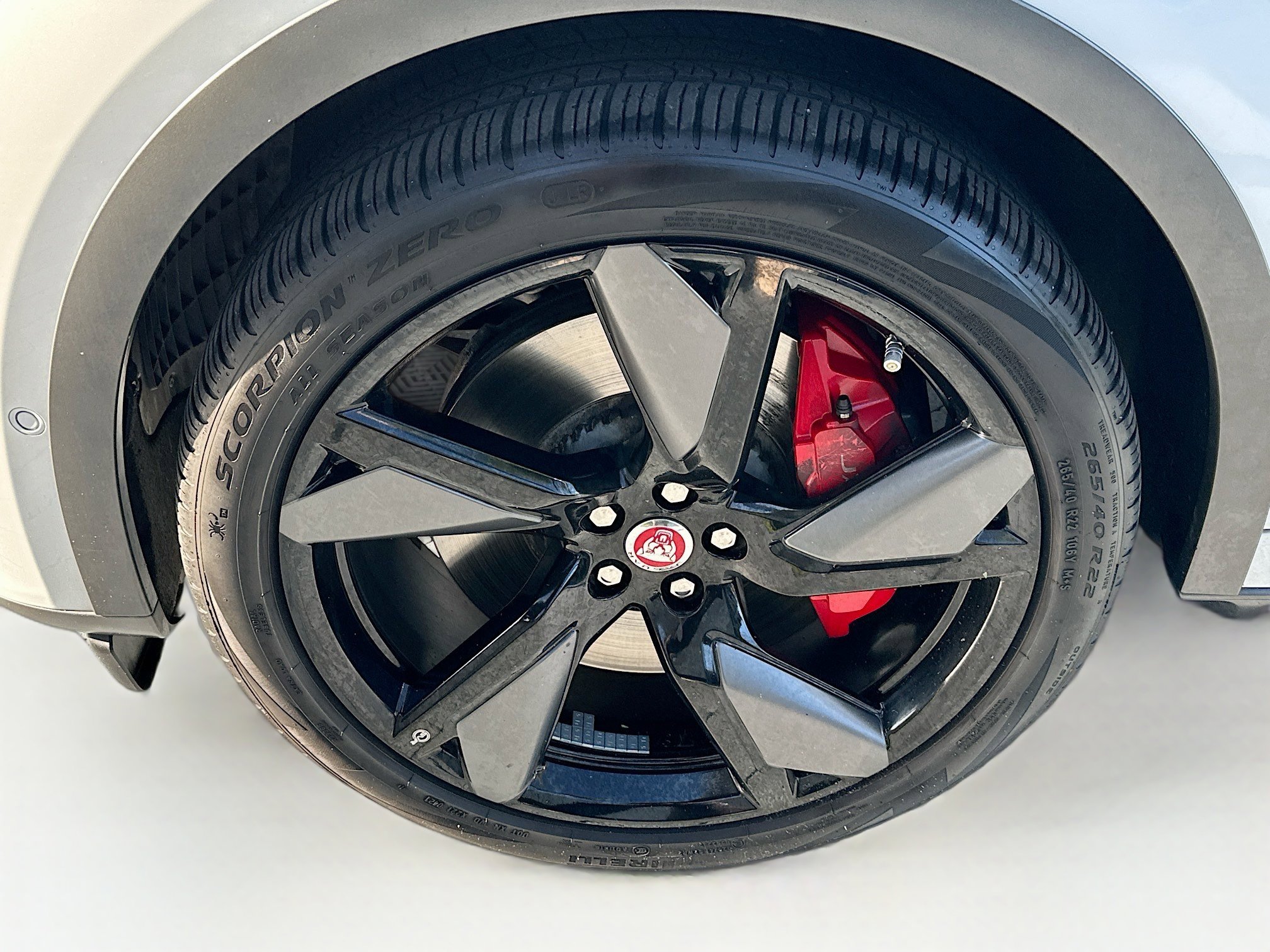 Used 2021 Jaguar F-PACE SVR image 39