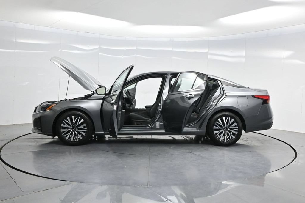 Used 2024 Nissan Altima 2.5 SV FWD image 47