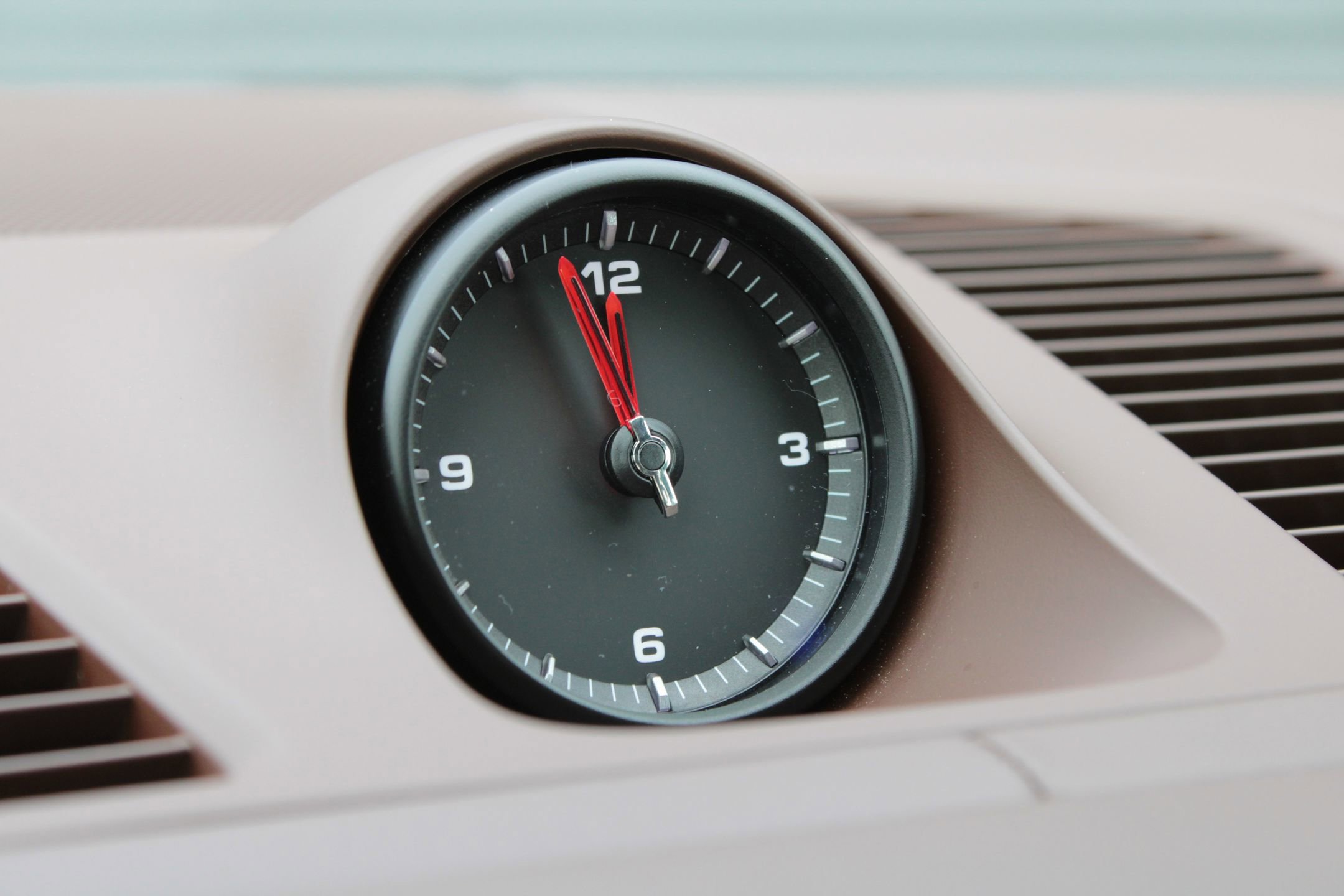 Certified 2023 Porsche Cayenne Platinum Edition image 22