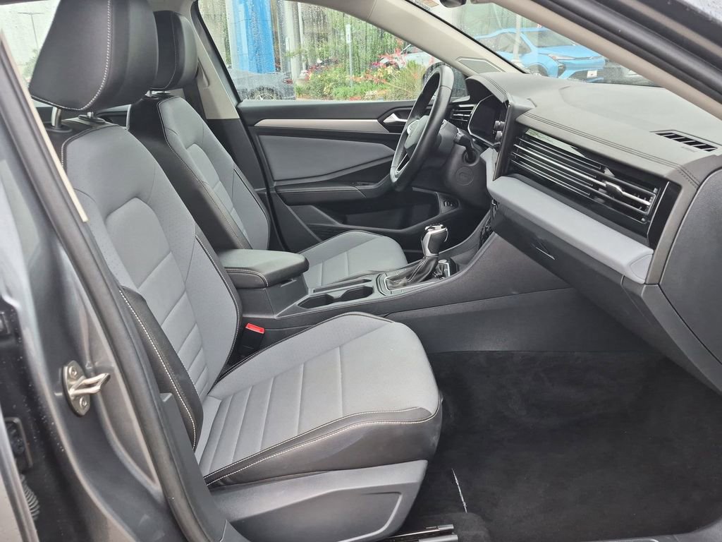 Used 2025 Volkswagen Jetta SE FWD image 23