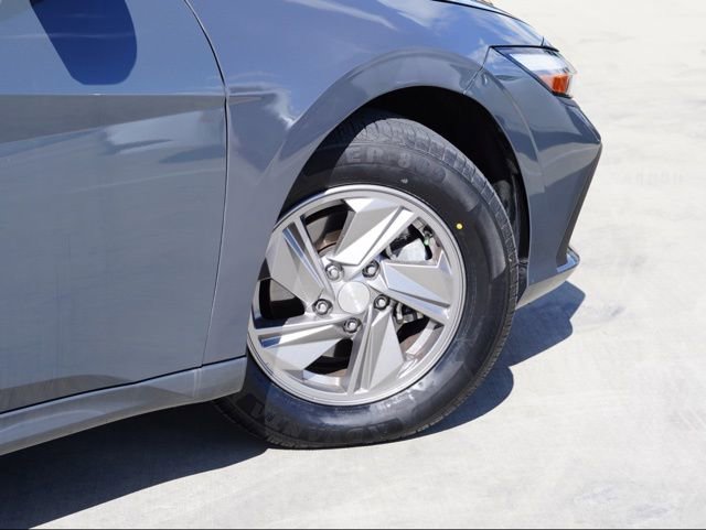 Used 2025 Hyundai Elantra SE image 8