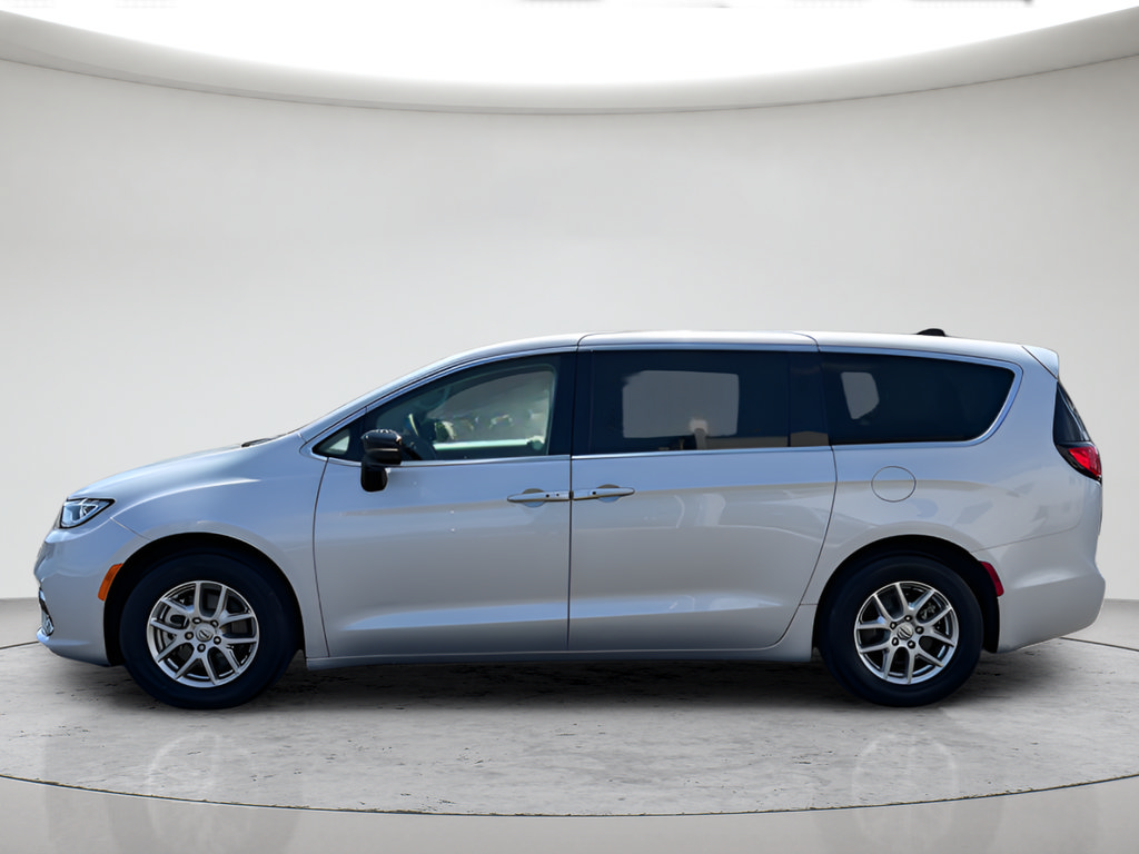 Used 2024 Chrysler Pacifica Touring-L FWD image 12