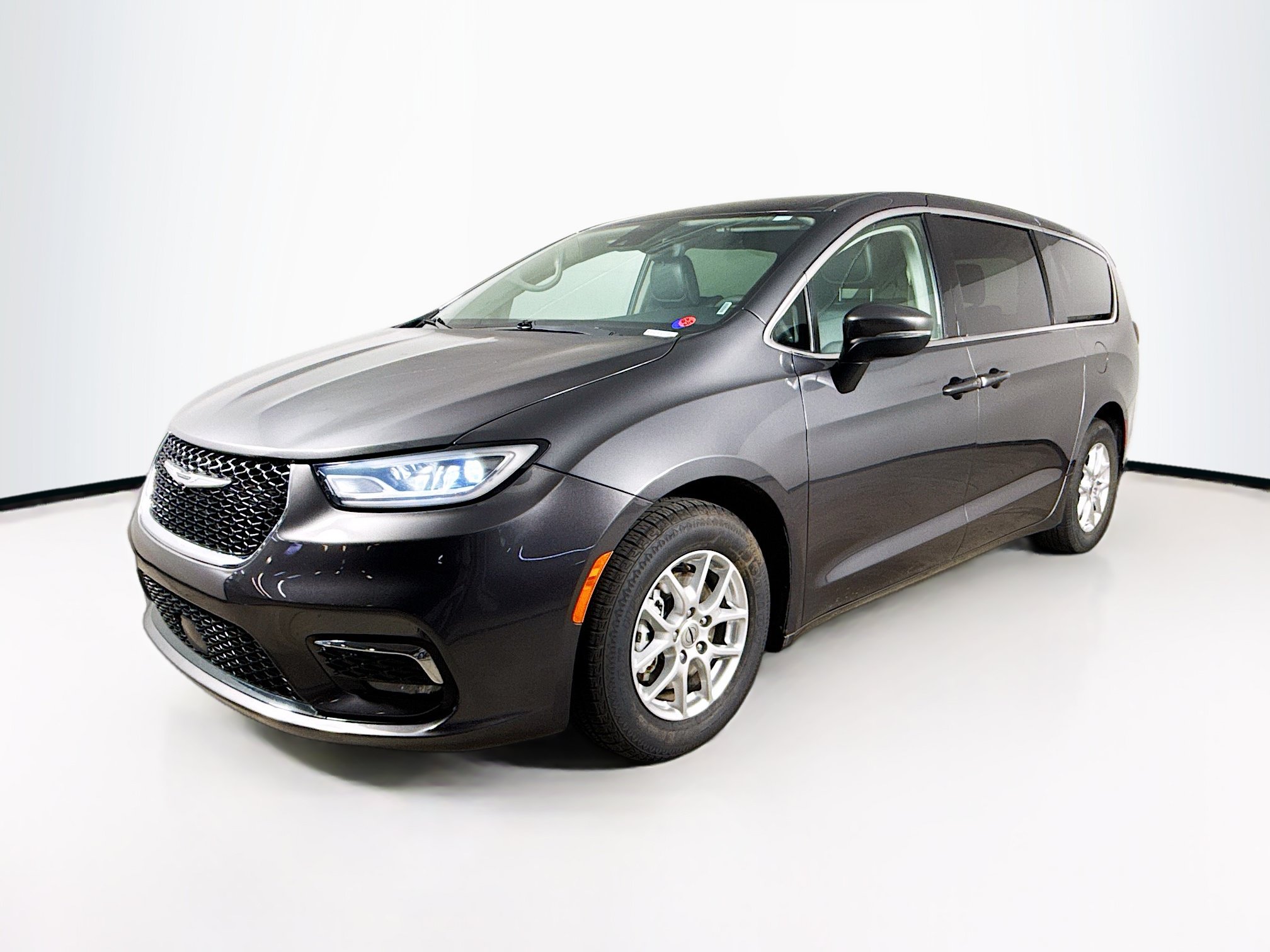 Used 2023 Chrysler Pacifica Touring-L FWD image 4
