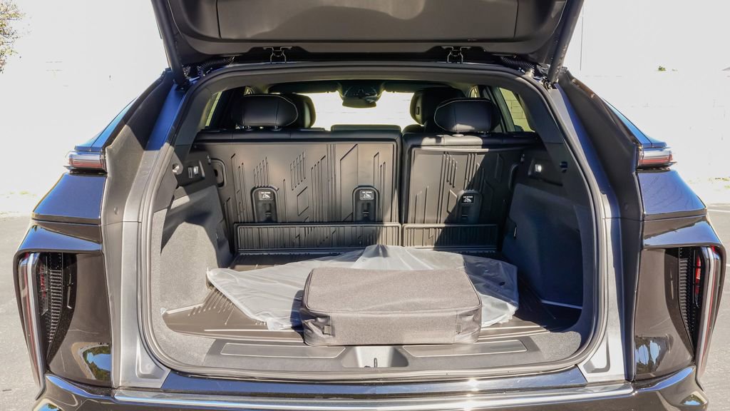 New 2026 Cadillac Lyriq Luxury image 9