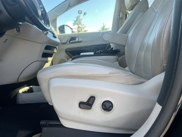 Used 2021 Chrysler Pacifica Touring-L image 14