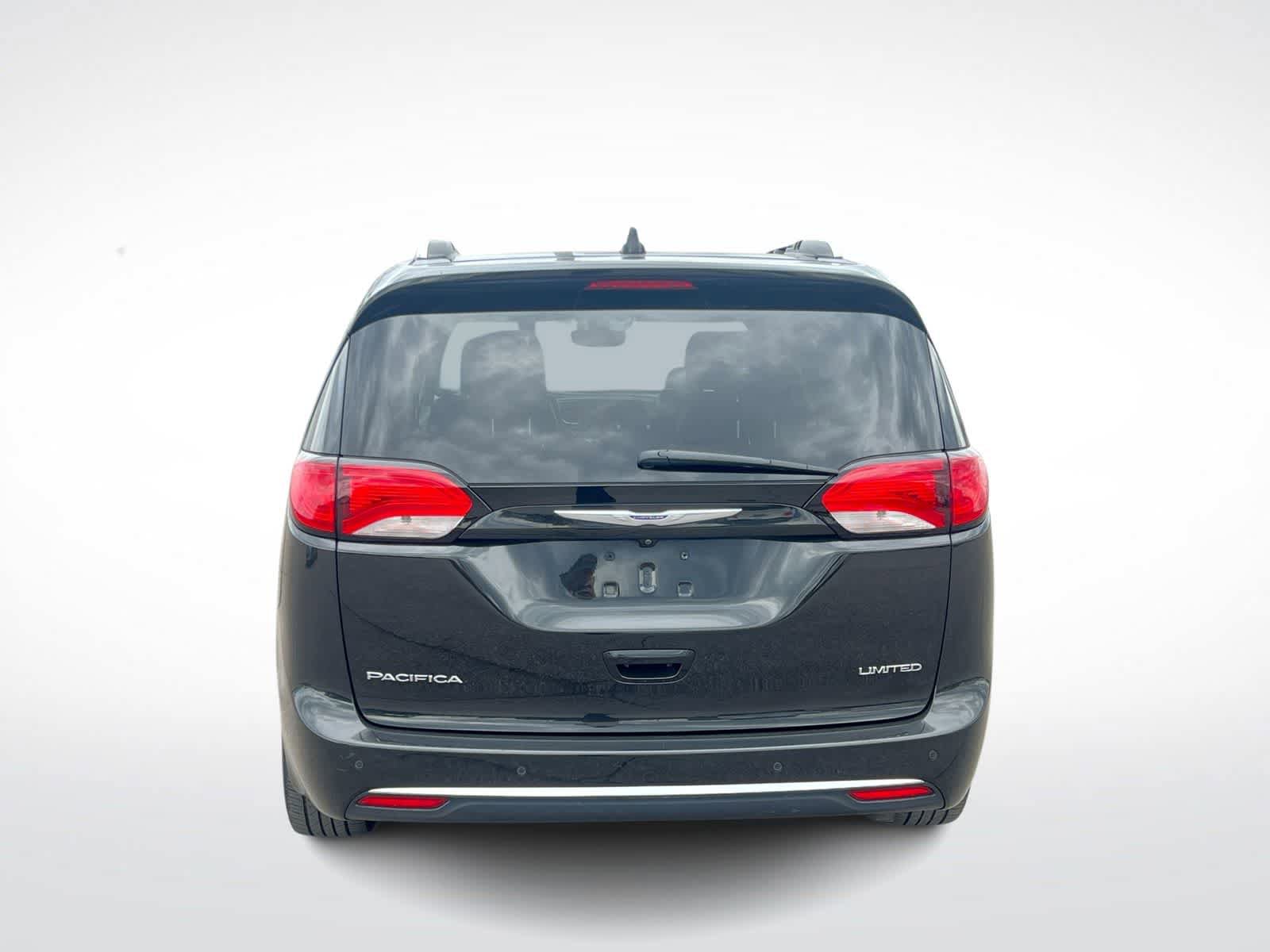 Used 2019 Chrysler Pacifica Limited w/ Tire & Wheel Group FWD image 7