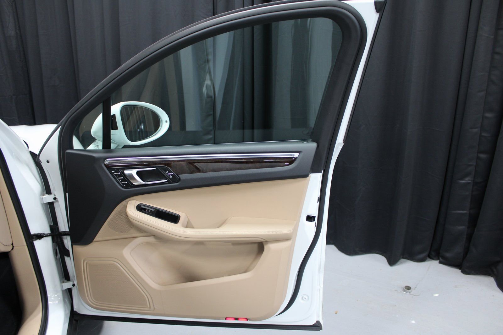 Certified 2025 Porsche Macan image 20