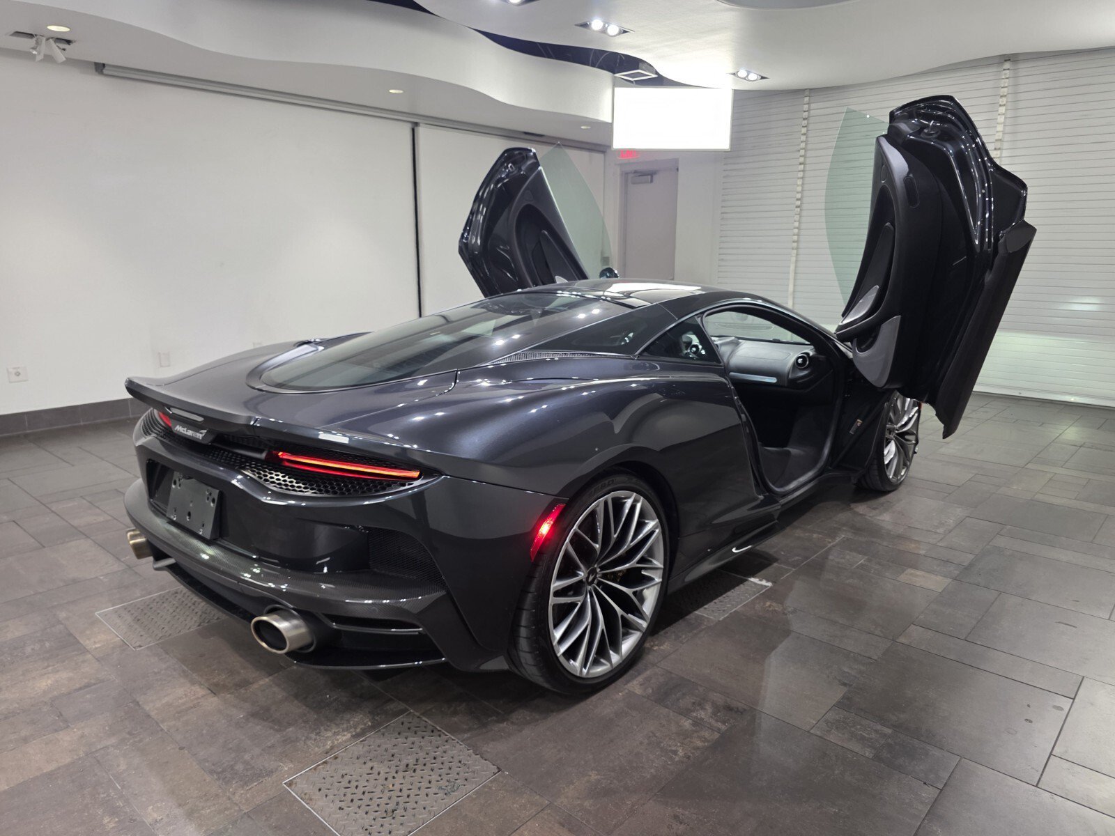 Used 2023 McLaren GT RWD image 28