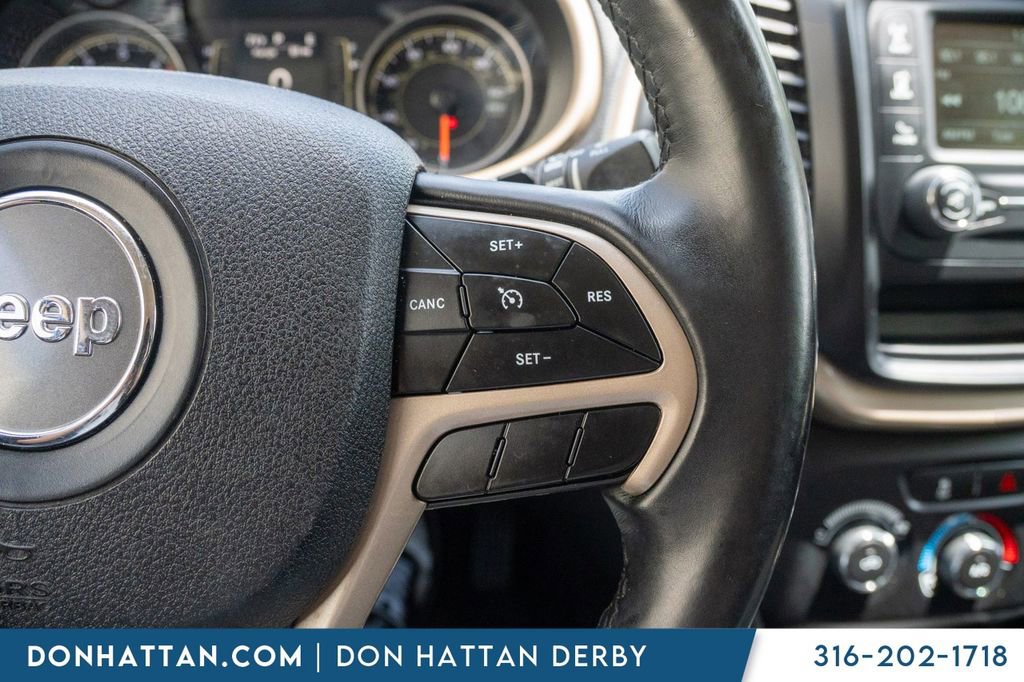 Used 2018 Jeep Cherokee Latitude w/ Altitude Package FWD image 12