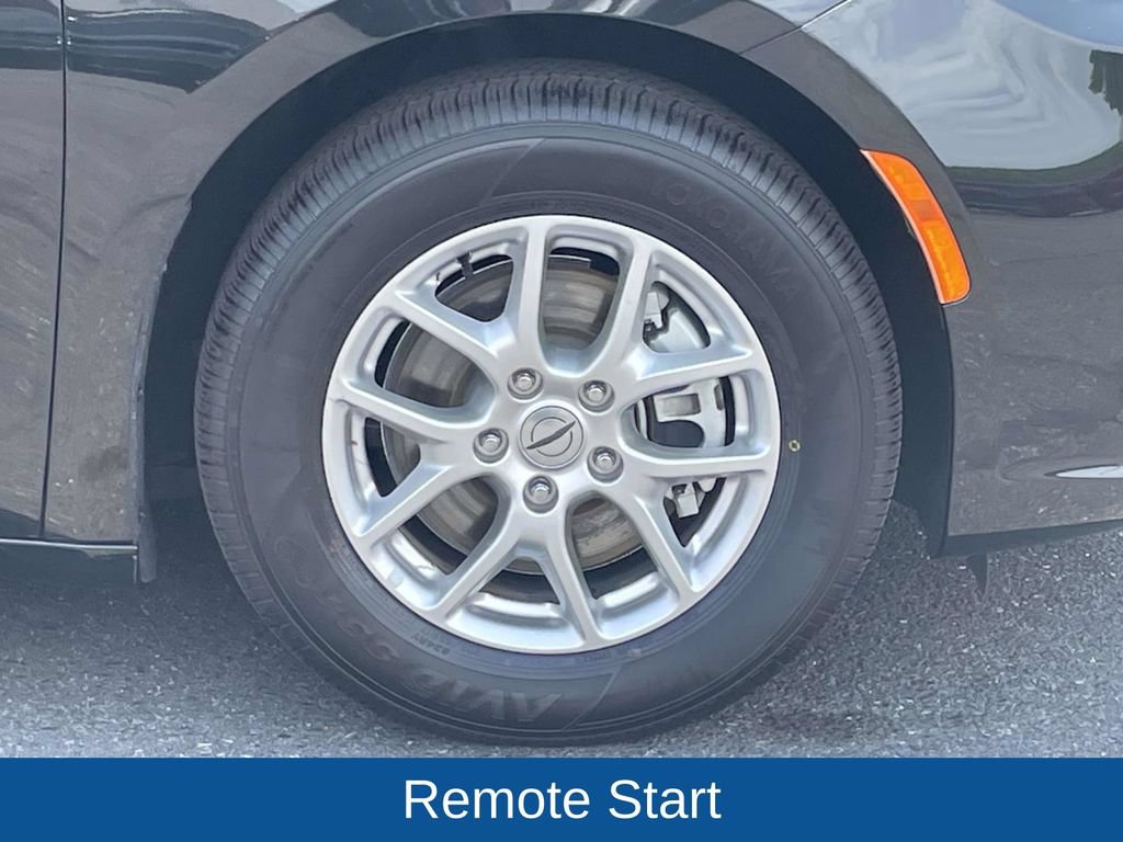 Certified 2023 Chrysler Pacifica Touring-L FWD image 11