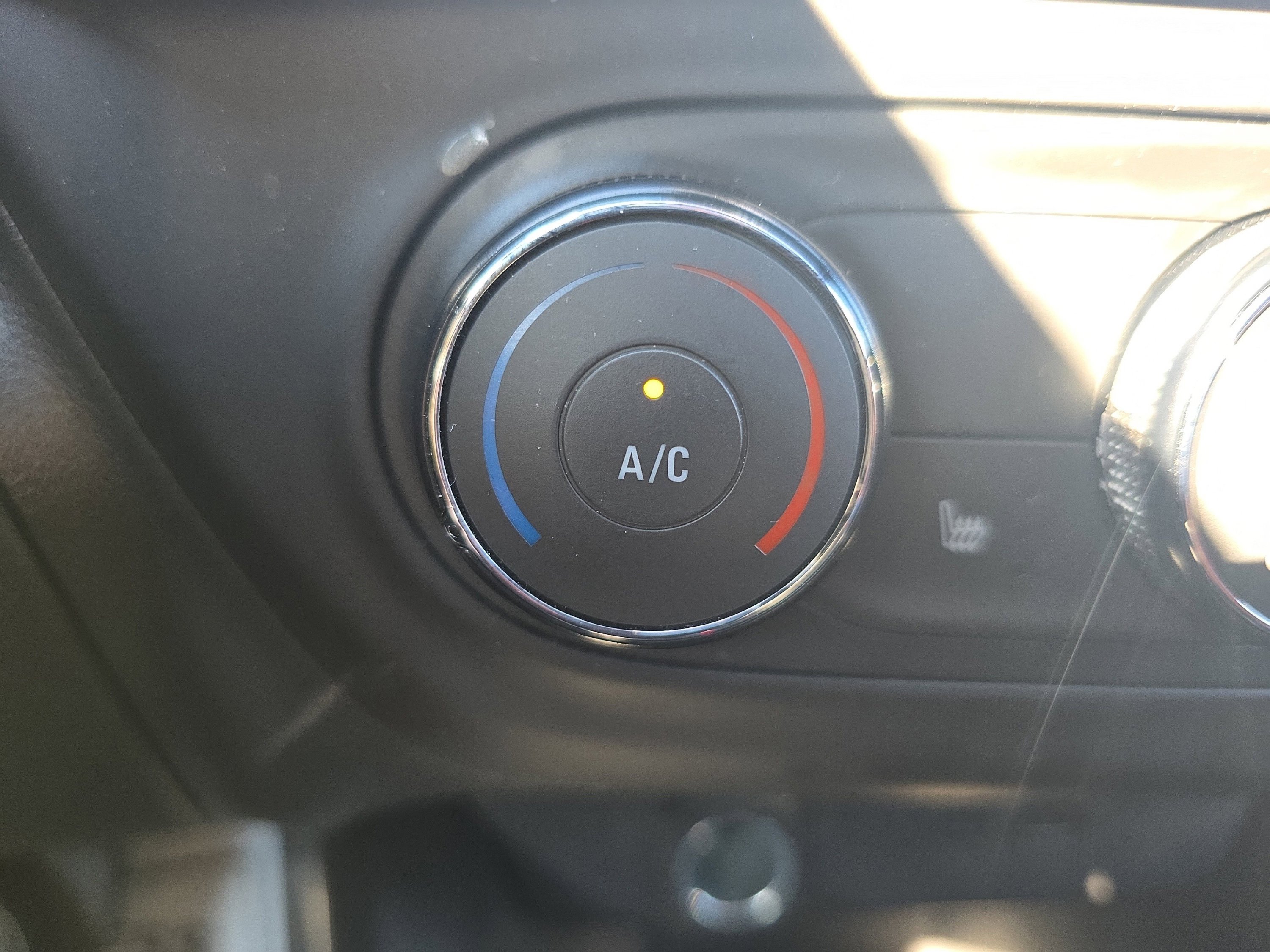Used 2024 Chevrolet Trax RS w/ Sunroof Package FWD image 30