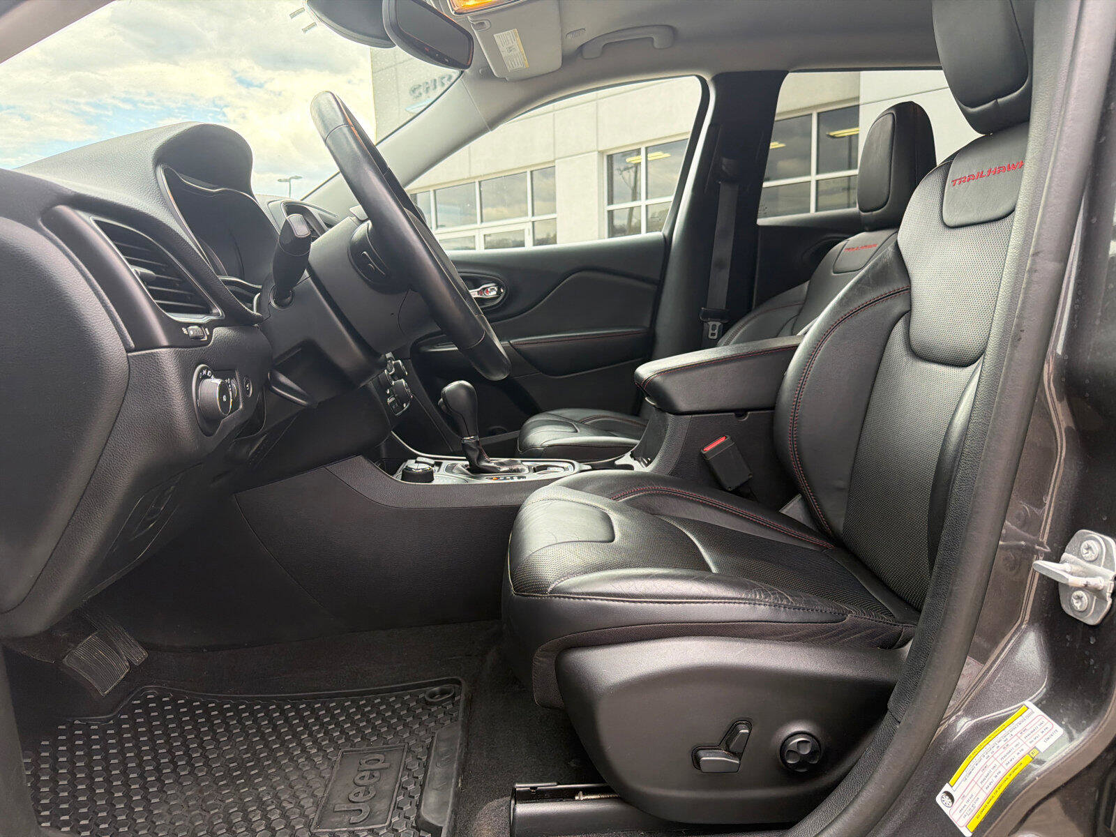 Used 2020 Jeep Cherokee Trailhawk image 18