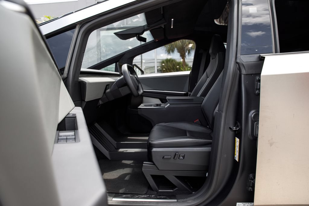 Used 2025 Tesla Cybertruck AWD Crew Cab image 24