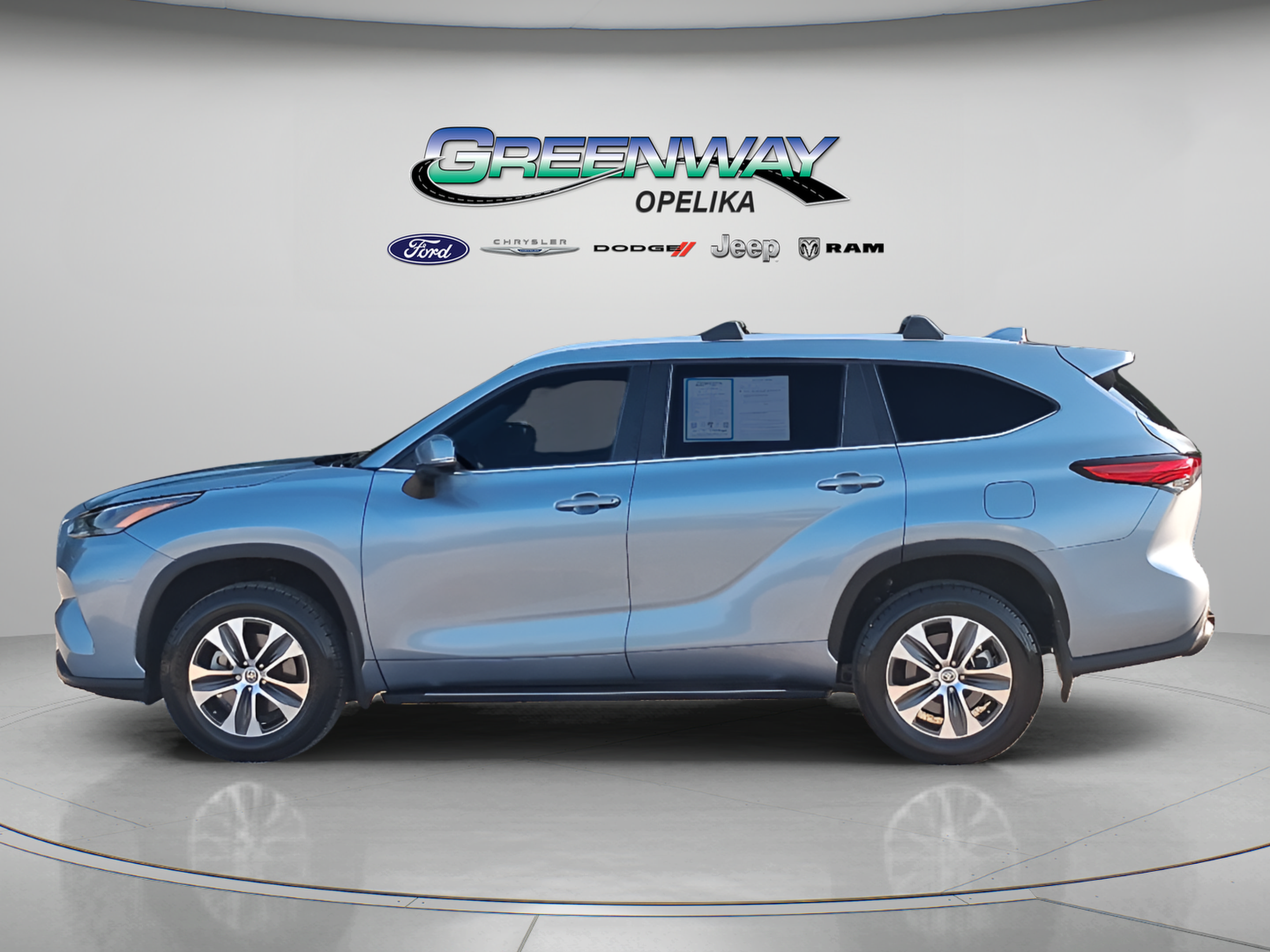 Used 2022 Toyota Highlander XLE AWD/4WD image 4
