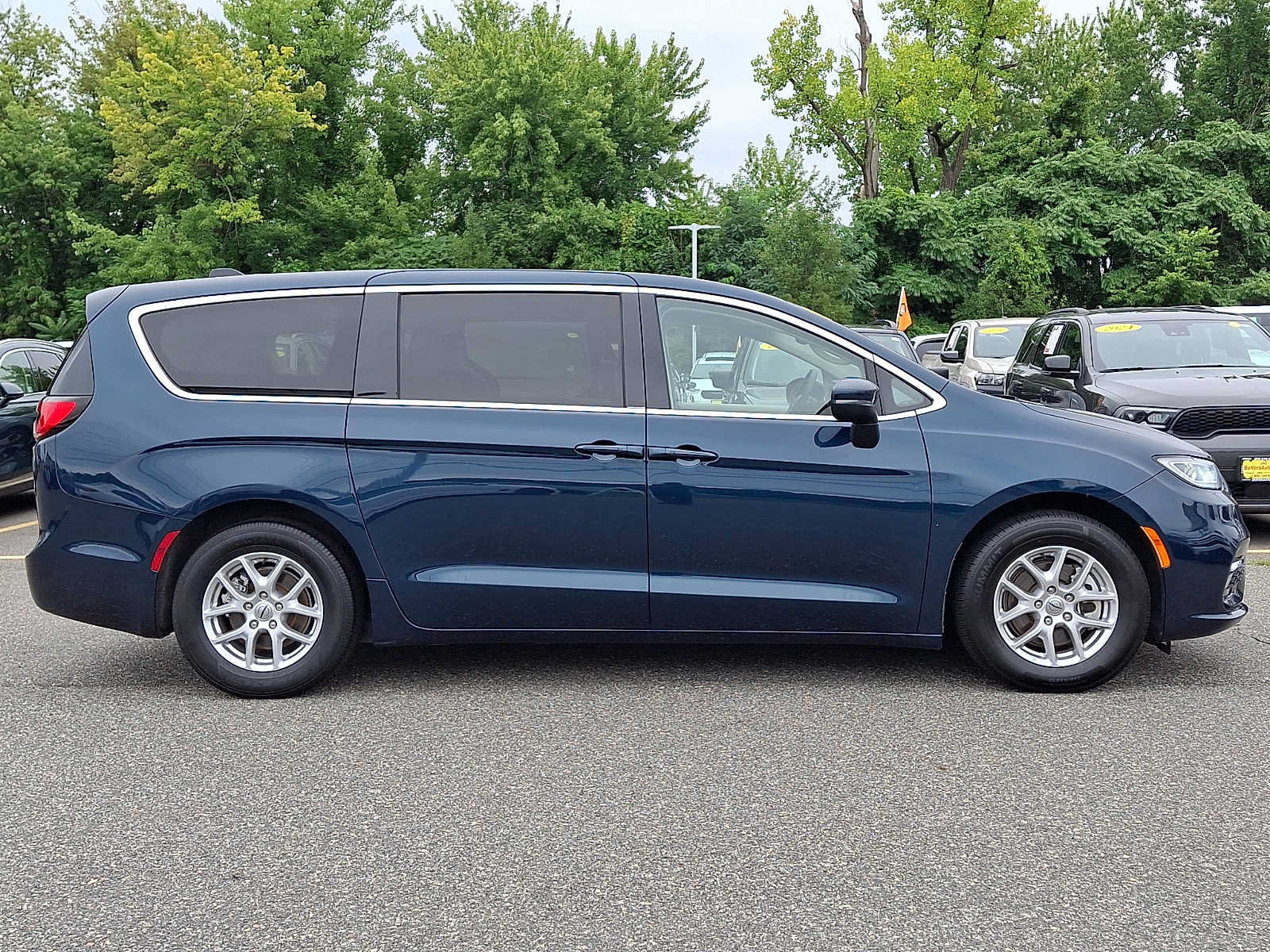 Certified 2023 Chrysler Pacifica Touring-L FWD image 7