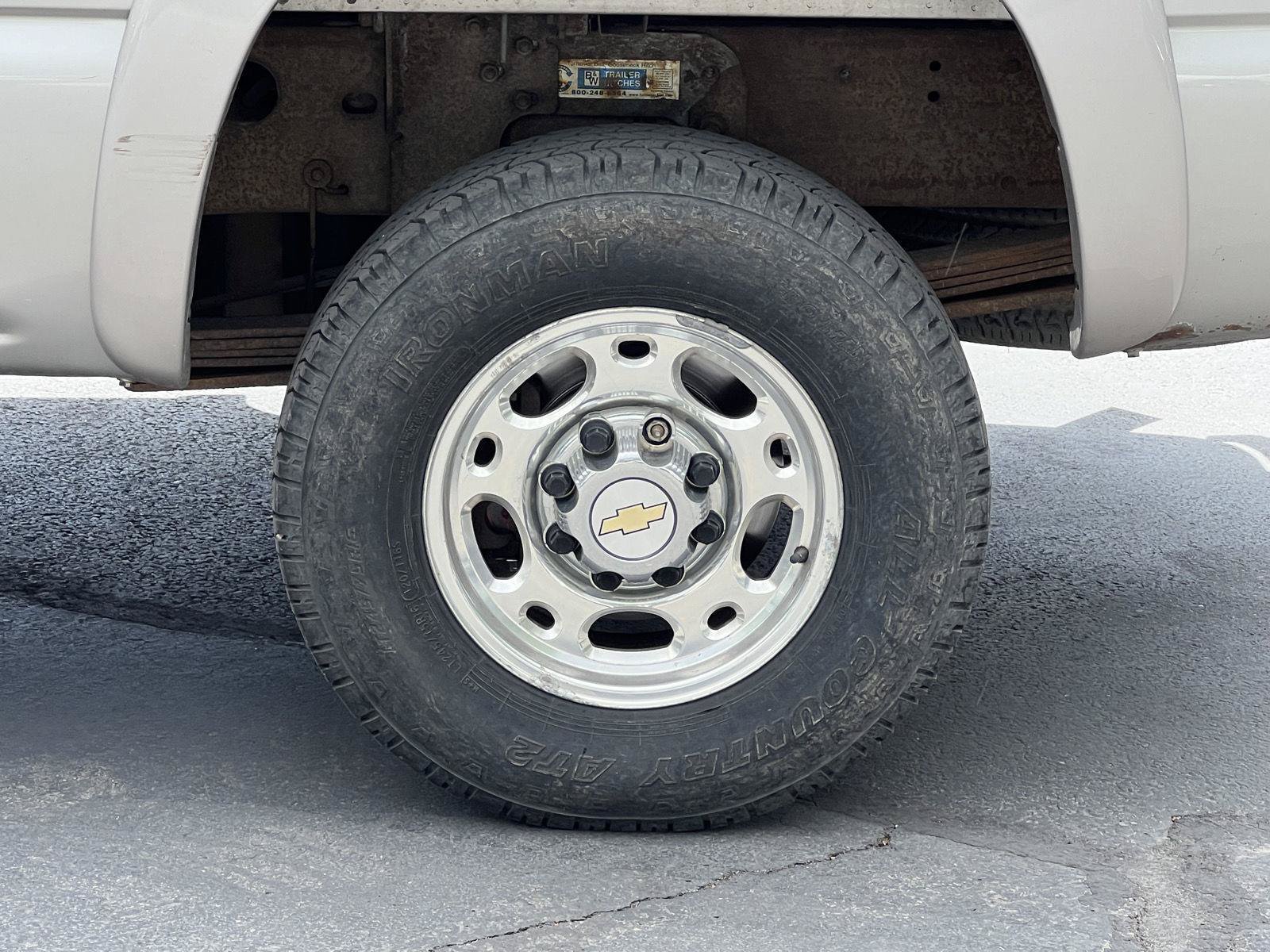 Used 2005 Chevrolet Silverado 2500 LT w/ Heavy-Duty Power Package AWD/4WD image 14