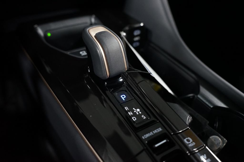 Used 2025 Toyota Crown Signia w/ Advanced Technology Package image 24