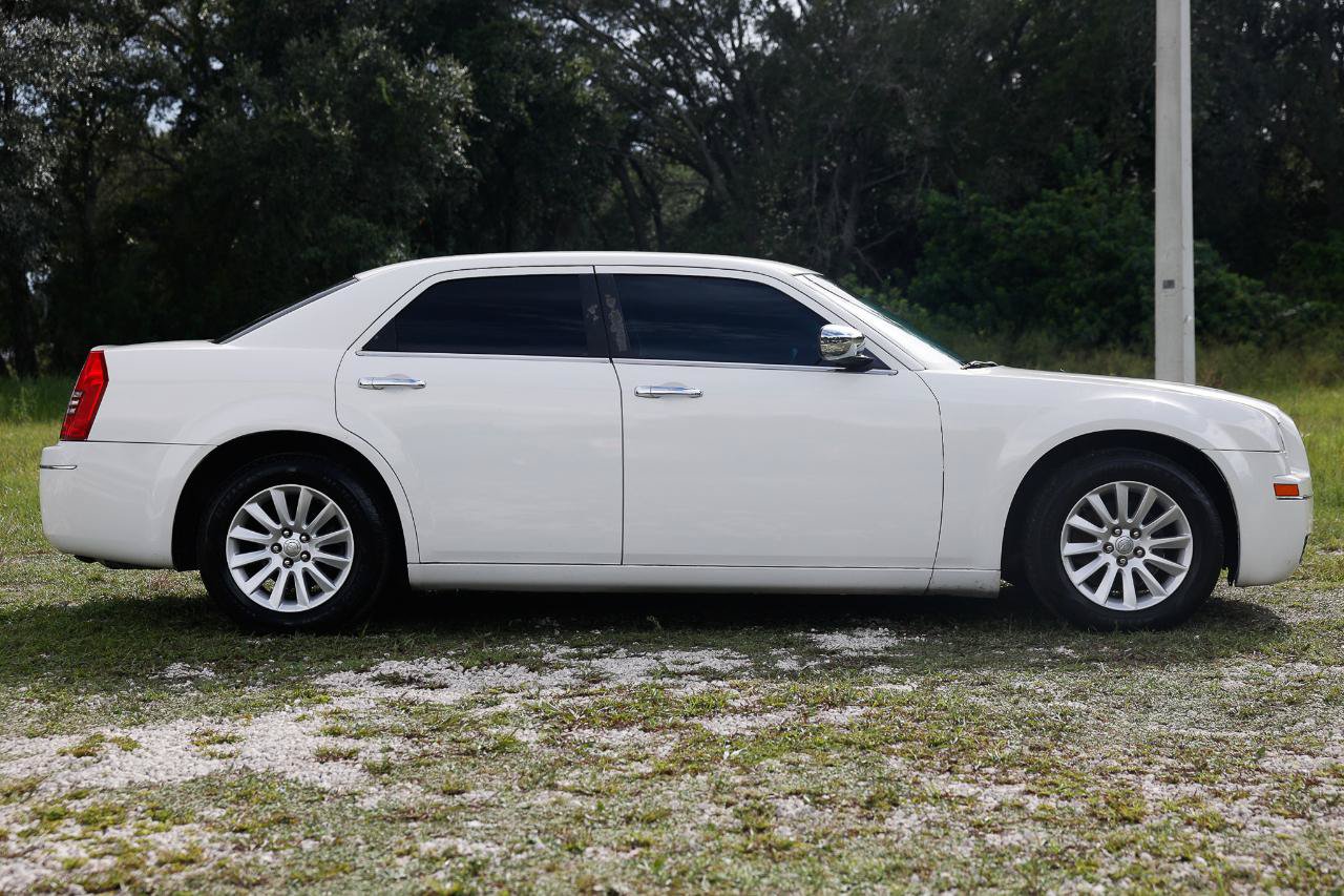 Used 2010 Chrysler 300 Touring RWD image 13
