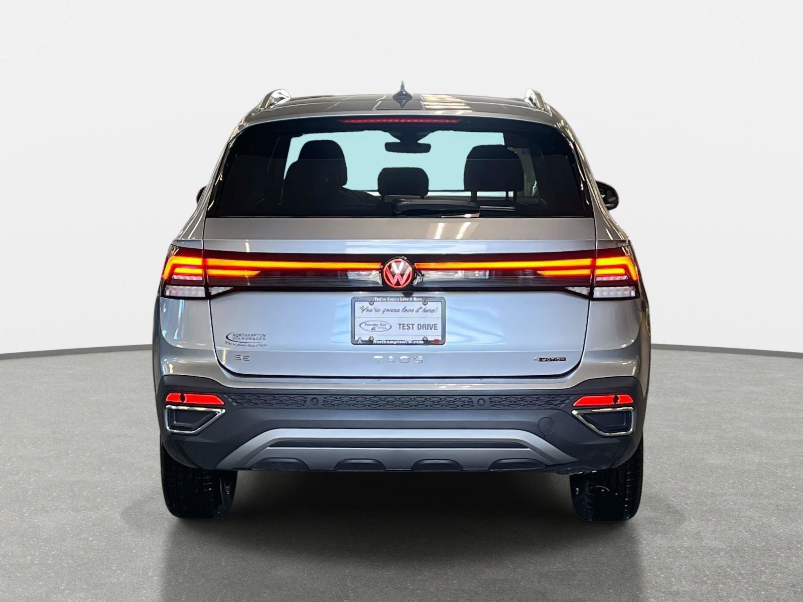 Used 2025 Volkswagen Taos SE image 6