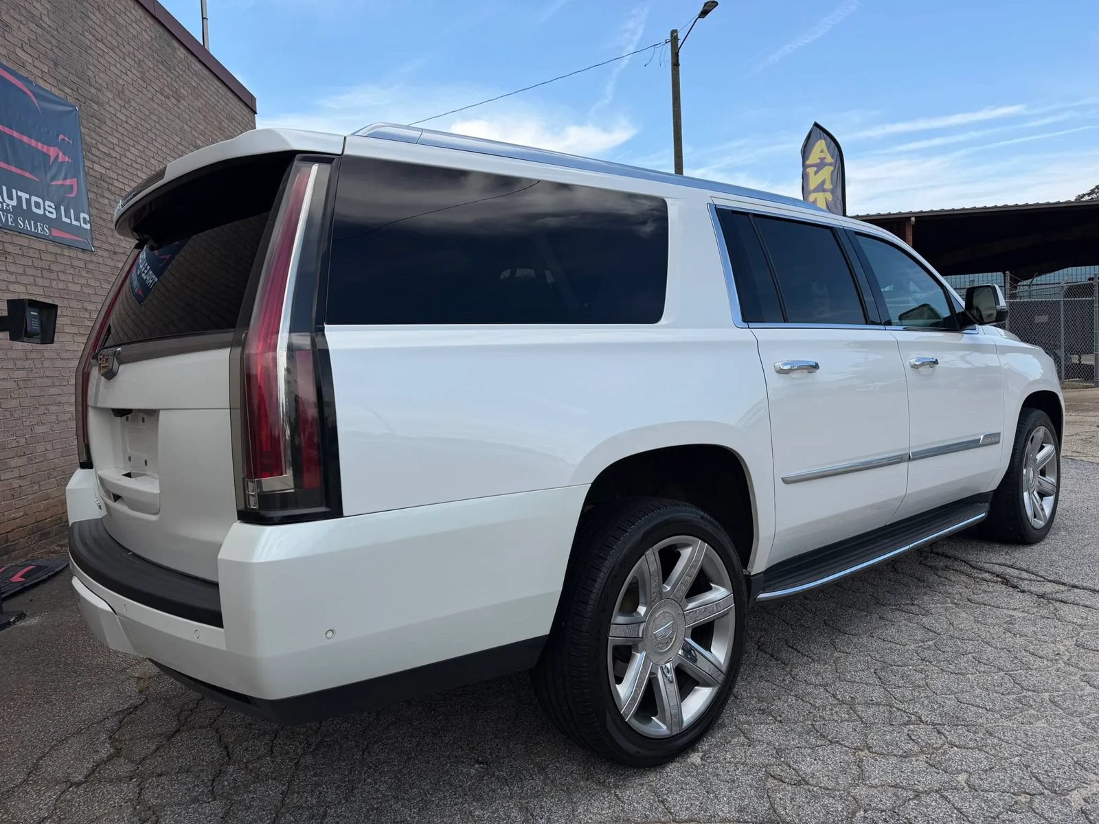 Used 2018 Cadillac Escalade ESV Luxury RWD image 9