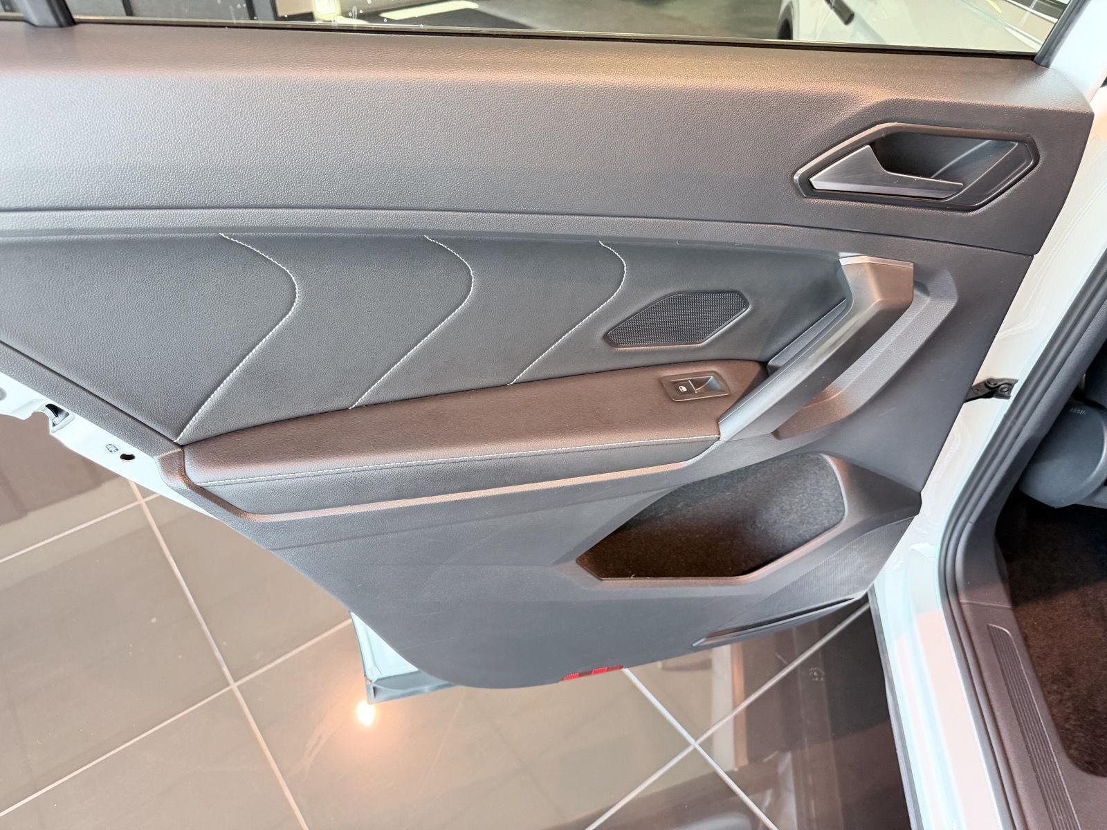 Used 2023 Volkswagen Tiguan SE AWD/4WD image 21