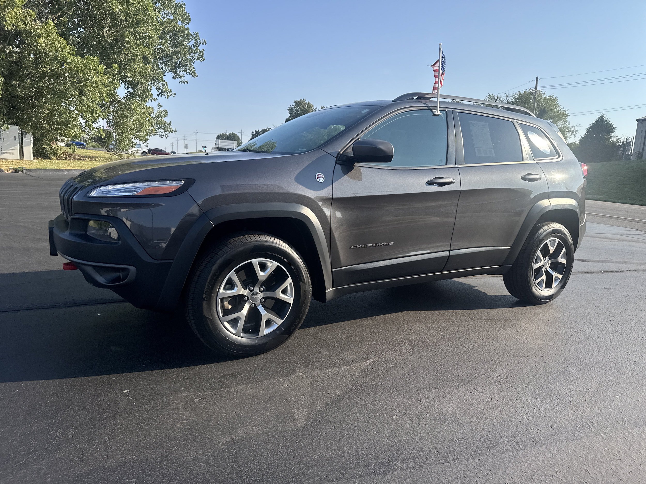 Used 2014 Jeep Cherokee Trailhawk w/ Comfort/Convenience Group AWD/4WD image 2
