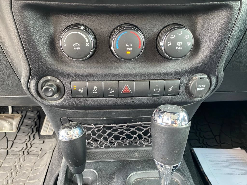 Used 2016 Jeep Wrangler Unlimited Sahara AWD/4WD image 15