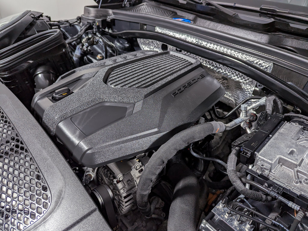 Used 2025 Porsche Macan Turbo AWD/4WD image 49