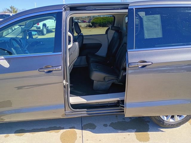 Used 2023 Chrysler Pacifica Touring-L image 19