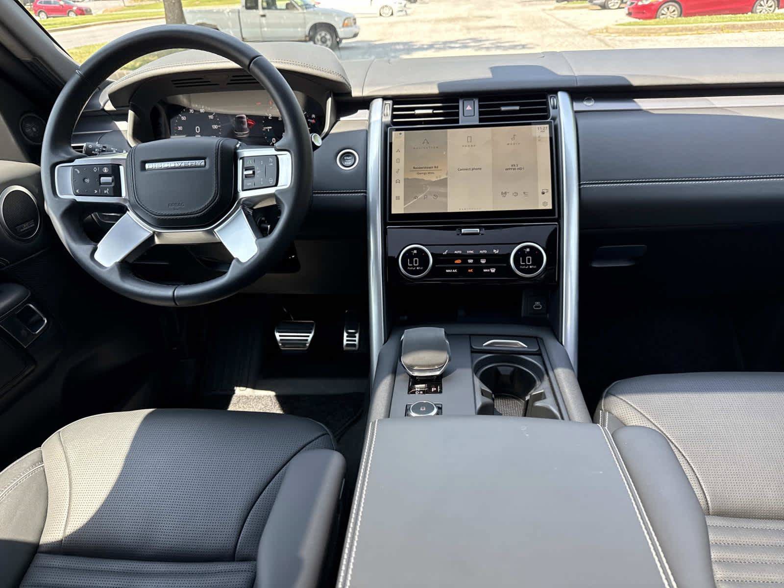 Used 2024 Land Rover Discovery Metropolitan Edition AWD/4WD image 17