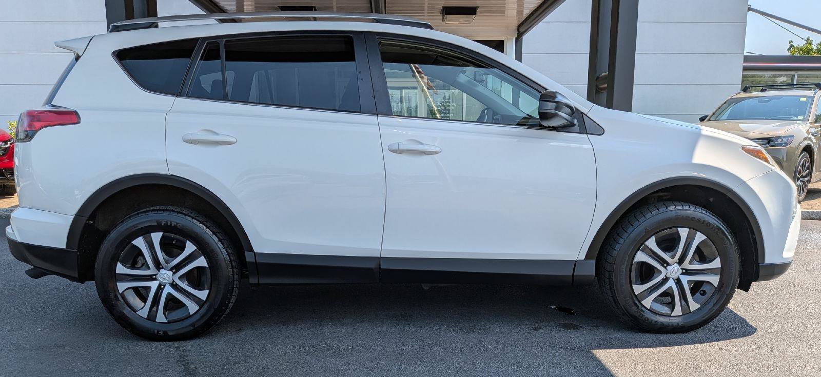 Used 2016 Toyota RAV4 LE AWD/4WD image 7