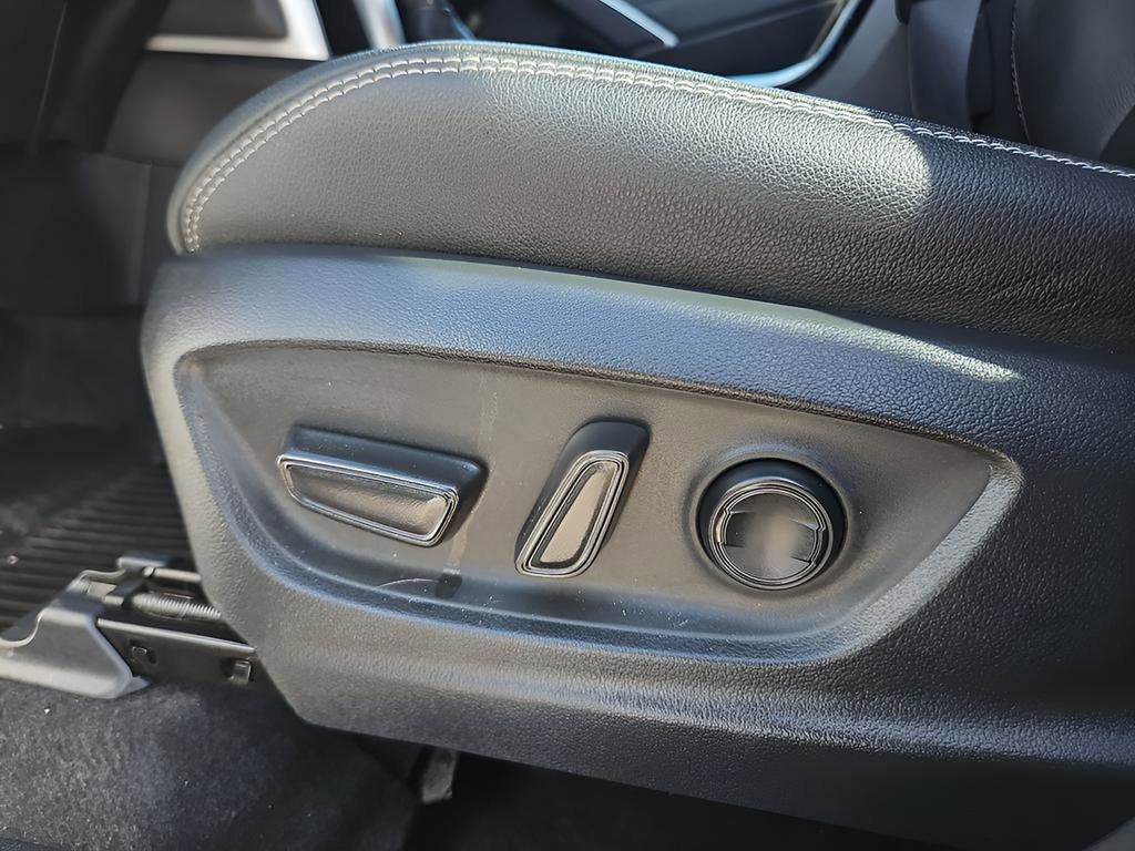 Used 2025 Toyota Corolla Cross XLE image 14