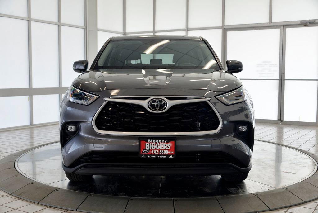 Used 2021 Toyota Highlander LE image 3