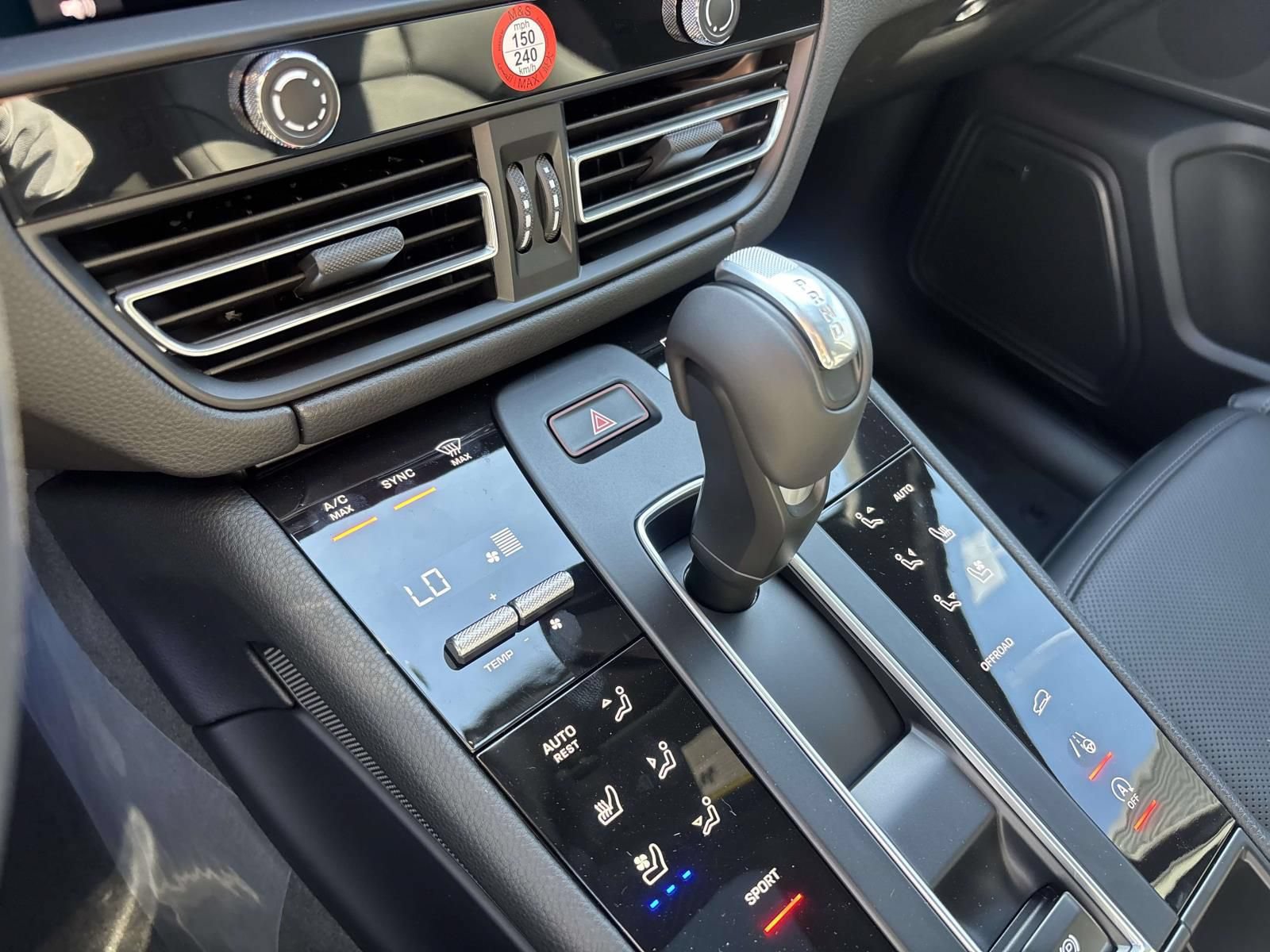 Used 2026 Porsche Macan AWD/4WD image 34