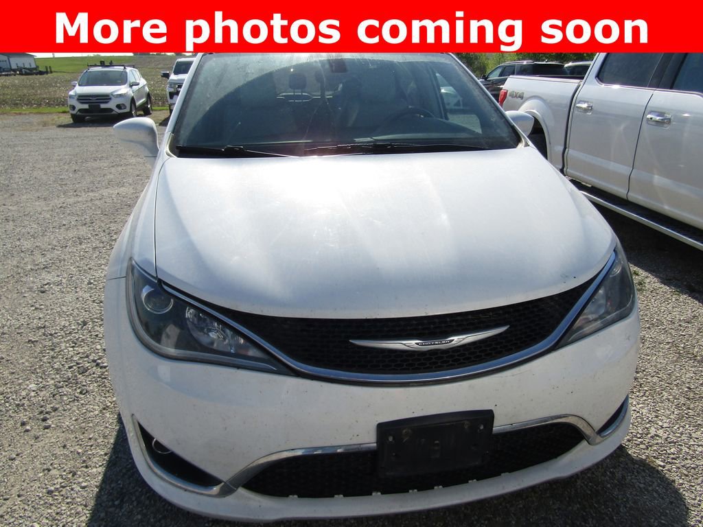 Used 2017 Chrysler Pacifica Touring-L FWD image 8